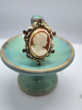 Gold-Tone Cameo Ring Size 8